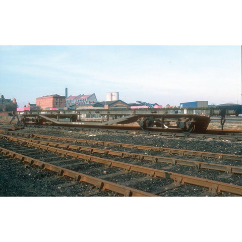 OO BR, YMO 'Salmon' Bogie Bolster Wagon - Era 7